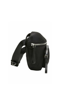 Schwarze Nylon-Schultertasche mit runder Form, ausgestattet mit einem silbernen Reißverschluss, verstellbarem Tragegurt und einer kleinen Fronttasche. Glatte Textur.