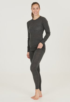 Grå långärmad topp och leggings tillverkade av mjukt, texturerat tyg. Slimmad design med rund halsringning, synliga sömmar och utan mönster.