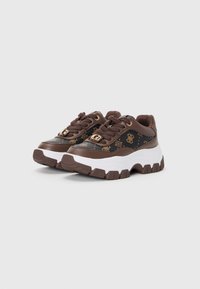 Ruske platform sneakers s teksturiranim kožnim gornjim dijelom, zlatnim naglascima i uzorkovanim detaljima, s smeškim vezicama i debelim belim đonom.