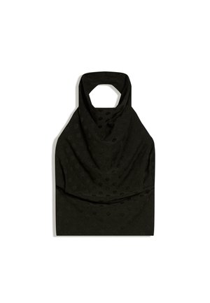 Top negru cu guler halter, cu o textură subtilă cu buline și detaliu drapat în față, așezat plat pe un fundal alb.