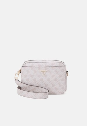 Sac bandoulière beige clair avec motif monogramme intégral, plaque logo triangulaire dorée et sangle réglable avec éléments dorés.