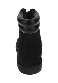 Zwarte enkellaars met een ronde boord, gemaakt van leer en suède met zichtbare stiksels en een rubberen zool. Timberland-logo geperst aan de zijkant.