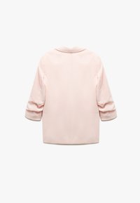 Vaaleanpunainen bleiseri, jossa on rakennettu muotoilu, kolmanneksen mittaiset hihat, lovettu kaulus ja sivutaskut, valmistettu sileästä kankaasta.