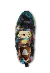 Sneaker testurizzato con tomaia pelosa multicolore, dettagli in teal, suola intermedia beige, lacci neri e soletta decorata con logo.