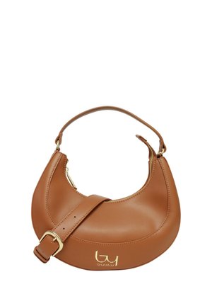 Borsa a mezzaluna in pelle marrone con manico corto e tracolla rimovibile con fibbia, cerniera dorata e logo dorato sul davanti.