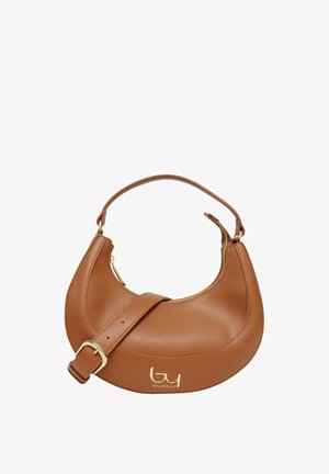 Borsa a mezzaluna in pelle marrone con manico corto e tracolla rimovibile con fibbia, cerniera dorata e logo dorato sul davanti.