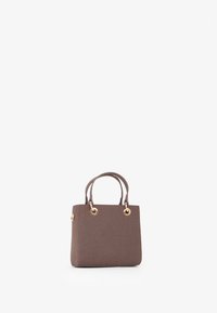 Borsa a tracolla marrone con texture, hardware dorato, forma quadrata, manici corti e design minimalista.