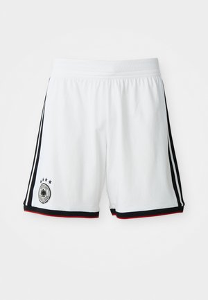 Hvit idrettsshorts med svart og rød trim, med tre svarte striper på sidene og et rundt lagmerke på venstre ben.