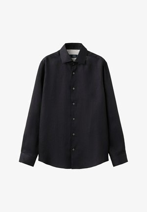 Czarna, długorękawowa koszula na guziki z ostrym kołnierzem i czarnymi guzikami, prezentowana na białym tle.