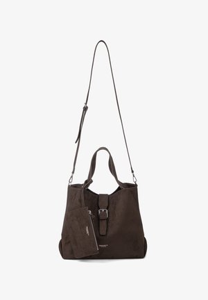 Sac fourre-tout en daim marron foncé avec poignées courtes, bandoulière longue réglable, boucle à l'avant et pochette zippée assortie attachée.