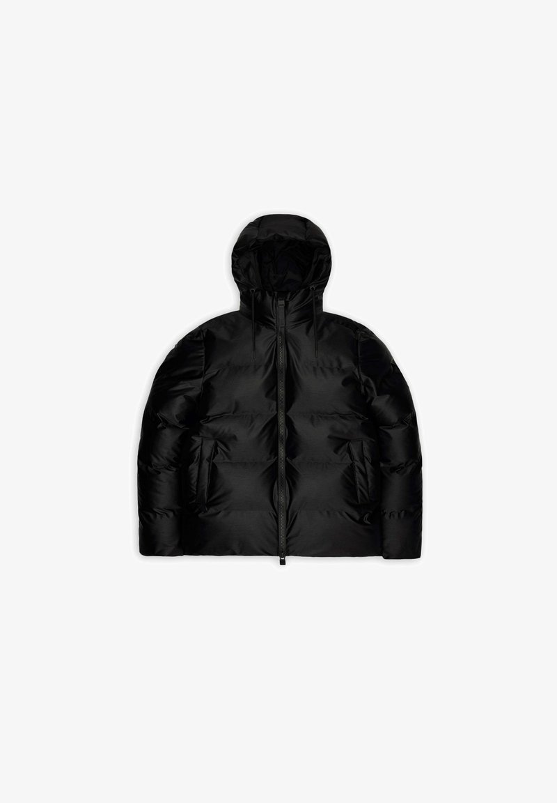 Giacca piumino nera con cappuccio, caratterizzata da una texture lucida e liscia, imbottitura spessa e due tasche frontali con una cerniera centrale.