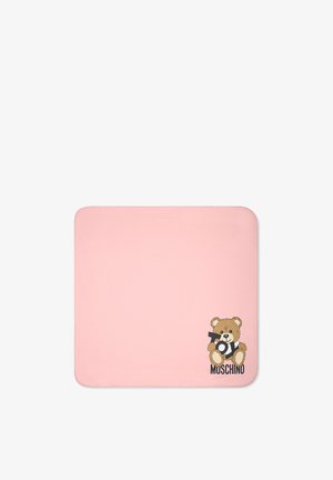 Coperta rosa con un orsetto dei cartoni animati che tiene un cartello "Giocattolo", con il logo nero "Moschino" nell'angolo in basso a destra. Tessuto morbido e liscio.