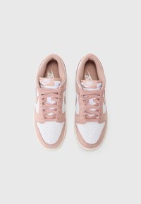 Sneaker Nike con una combinazione di colori bianco e rosa chiaro. Presentano materiali in camoscio e rete, punta forata e lacci piatti.