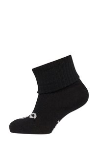 Svart ankelstrumpa med ribbad manschett, som har en slät yta och vit broderad logotyp på sidan.