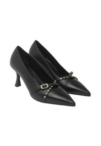 Scarpe con tacco alto in pelle nera, con punta affusolata, dotate di una cinturina decorativa con un fibbia dorata e borchie sulla parte anteriore.