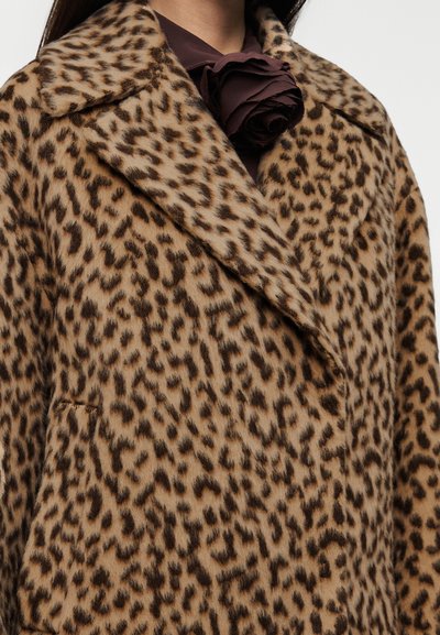Παλτό με μοτίβο λεοπάρδαλης, με απαλή, υφή επιφάνεια, διαθέτει γιακά με σχισμή, διπλό πέτο και πλαϊνές τσέπες. Χρώματα καφέ και ταμπά.