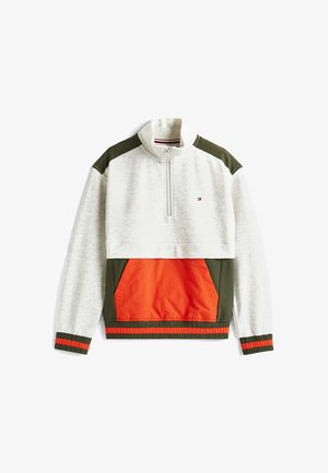 Pull léger gris avec épaules et côtés vert olive, poche avant orange vif, col à demi-zip et poignets élastiques avec des rayures orange.