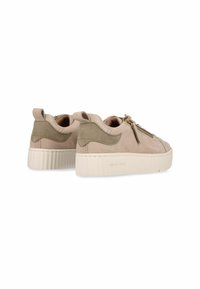 Beige Wildledersneaker mit einer strukturierten Plattformsohle, die olivgrüne Akzente und einen Reißverschluss an der Seite aufweist.