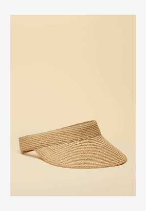 Visera de paja tejida beige con ala ancha y parte superior abierta, diseñada para la protección solar y la transpirabilidad.