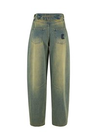 Lyseblå denimbukser har en avslappet passform, bakre lommer og en merket midje. Slitt tekstur med kontrasterende sømdetaljer.