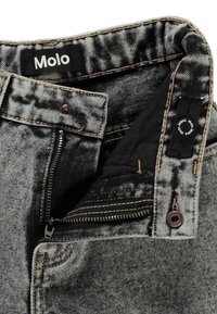 Sivé džínsy z denimu so zipsom a s gombíkovým zapínaním, so tmavým vnútorným podšívkou a s označením Molo na opasku.
