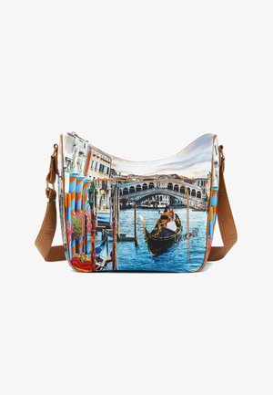 Borsa a spalla con un motivo stampato di un paesaggio veneziano, con una gondola, pali colorati e edifici, completata da una tracolla marrone e una finitura testurizzata.