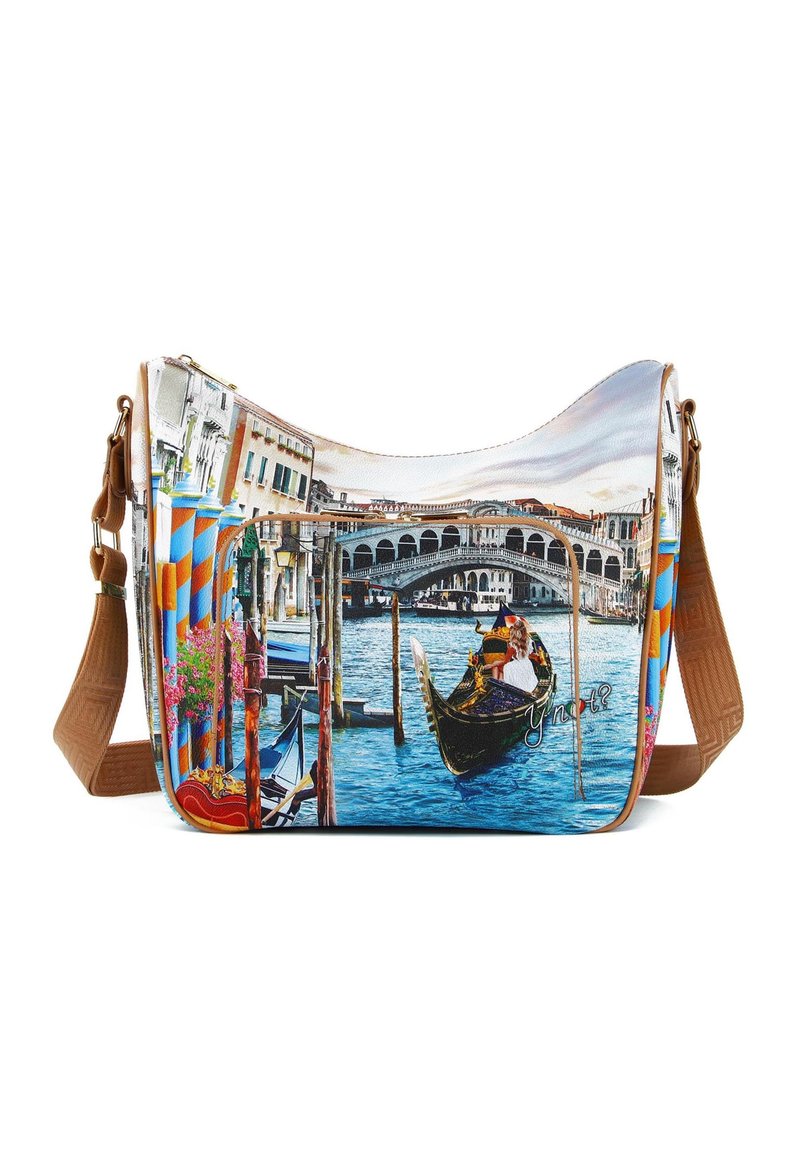 Borsa a spalla con un motivo stampato di un paesaggio veneziano, con una gondola, pali colorati e edifici, completata da una tracolla marrone e una finitura testurizzata.