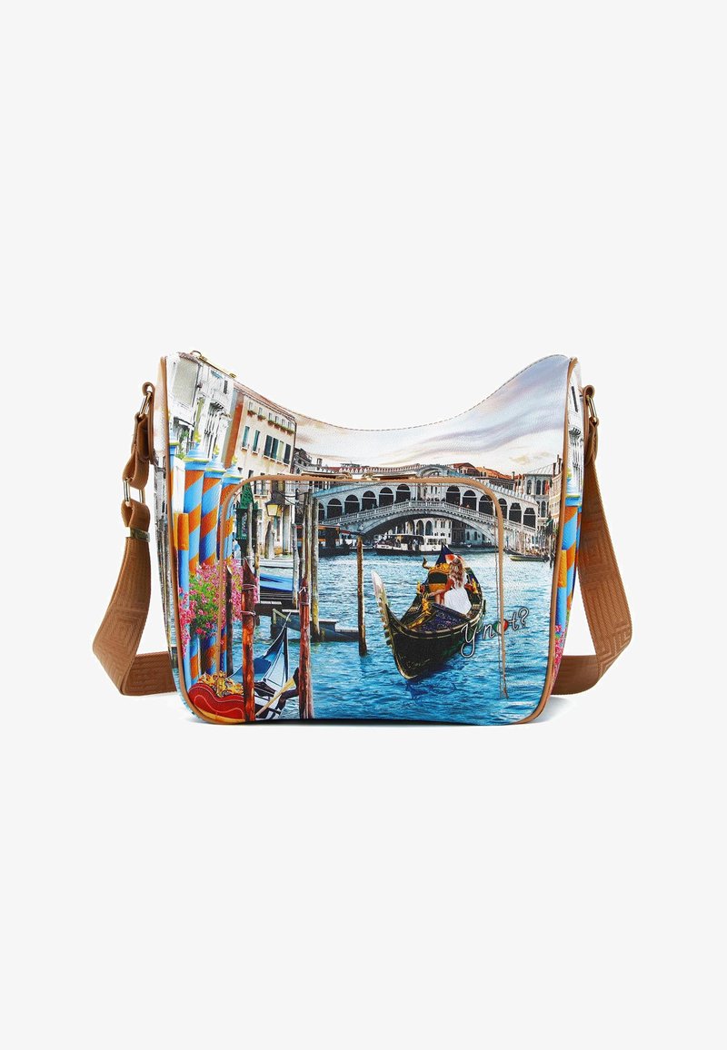 Borsa a spalla con un motivo stampato di un paesaggio veneziano, con una gondola, pali colorati e edifici, completata da una tracolla marrone e una finitura testurizzata.