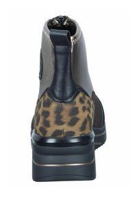 Bottine cheville à imprimé léopard brun et noir avec une tige métallique grise, bout arrondi et semelle en caoutchouc noir texturé. Présente une boucle à l'arrière.