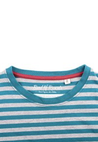 Stribet T-shirt i teal og grå, med en rund halsudskæring med en rød accent. Fremstillet af blødt stof med en glat tekstur. Branded label synlig.