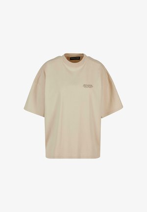 Beige színű, oversize rövidujjú póló, kicsi "PEGADOR" feliratú logóval a bal felső mellkason.