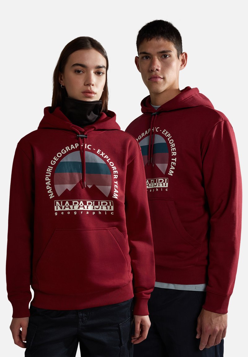 Czerwone bluzy z kapturem z dużą grafiką przedstawiającą górski wzór i napisem "Napapijri Geographic". Materiał wydaje się miękki, z przednią kieszenią i sznurkiem ściągającym.