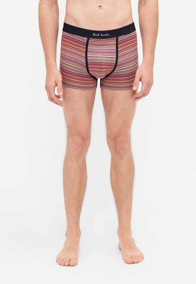 Boxers pour hommes à rayures horizontales multicolores, avec une taille noire portant un logo blanc, fabriqués en tissu doux.