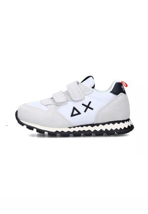 Sneaker bianco e grigio con cinturini in velcro, suola nera, logo geometrico e accento rosso. Materiali in suede testurizzato e sintetico liscio.