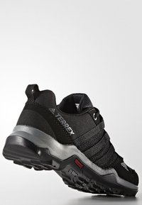 Czarno-szare buty do biegania po szlakach Adidas Terrex z trwałą podeszwą, sznurowanym zapięciem oraz uchwytem na pięcie.