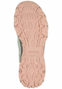 Suela de zapato con una base de goma rosa texturizada, que presenta una banda de rodadura con patrón para una mejor tracción. Detalles en gris a los lados, marcados con "SKECHERS."