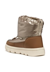 Bota de invierno marrón y beige con parte superior acolchada y brillante, suela gruesa blanca, tirador en el talón y puño elástico para un ajuste ceñido.