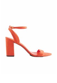 Orange mocka högklackad sandalett med blockklack. Har en ankelrem och en enkel tånackdesign. Slät textur.