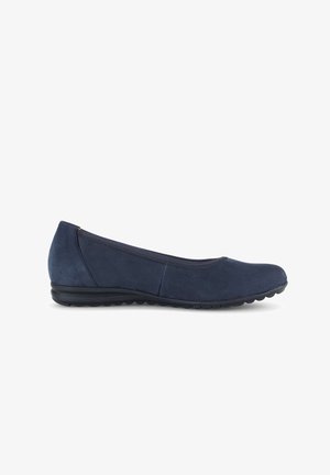 Marineblauwe suède balletschoenen met een ronde neus en een elastische opening, voorzien van een zwarte rubberen zool met kleine gripnoppen.