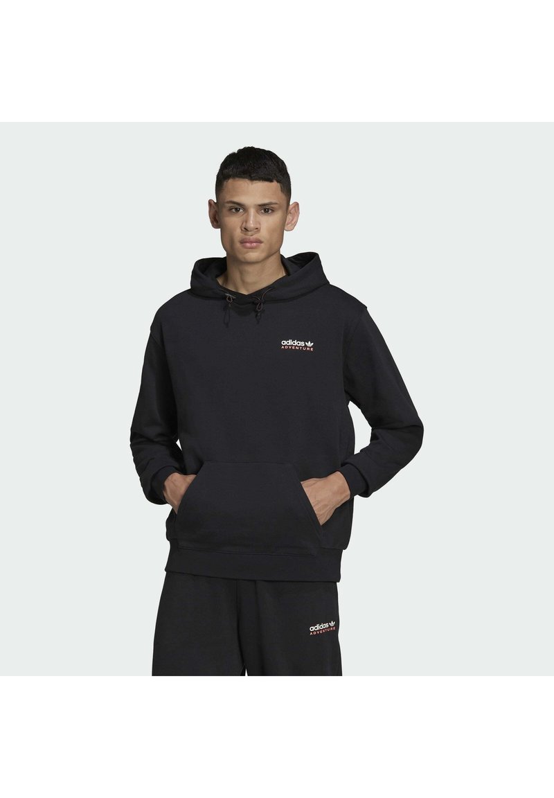 Juodas džemperis su priekine kišene ir šnerytiniu gobtuvu. Puošia nedidelis raudonas ir baltas „adidas ADVENTURE“ logotipas ant kr�ūtinės. Minkštas audinio tekstūros.