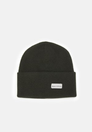 Cappello a cuffia verde scuro lavorato a maglia con risvolto e piccola etichetta rettangolare bianca con la scritta "Marc O'Polo" sul davanti.