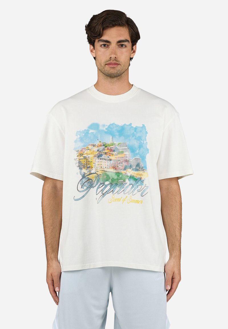 T-shirt blanche à manches courtes arborant un imprimé aquarelle coloré d'une scène côtière et un texte en écriture "Pegador Scent of Summer."