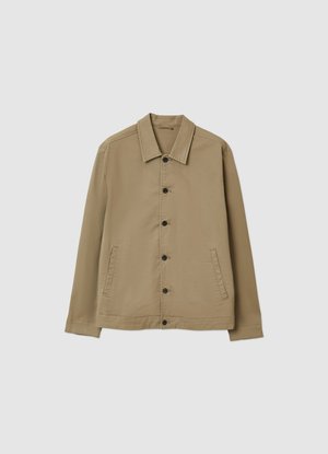 Helle, leichte Jacke mit Kragen, durchgehender Knopfleiste, zwei Seitentaschen und geradem Schnitt. Glatter Stoff mit minimalen Nahtdetails.