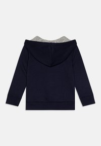 Ναυτικό μπλε φούτερ με γκρι επένδυση, μακριά μανίκια και κουκούλα με κορδόνι. Διαθέτει ραμμένα μανίκια και στρίφωμα, κατασκευασμένο από μαλακό, υφασμάτινο υλικό.