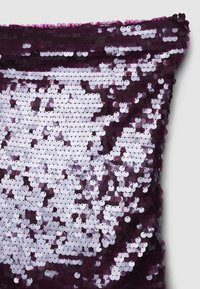 Pailletten-Kissenbezug mit abwechselnd lila und silbernen runden Pailletten. Weicher Stoffuntergrund, glatte Textur und lebendiger Farbabgleich.