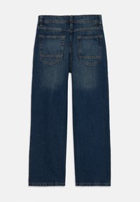 Dunkelblaue Denim-Jeans mit geradem Beinanschnitt, ausgestattet mit zwei Gesäßtaschen und minimaler Ausbleichung im Bereich des Bundes und der Oberschenkel.