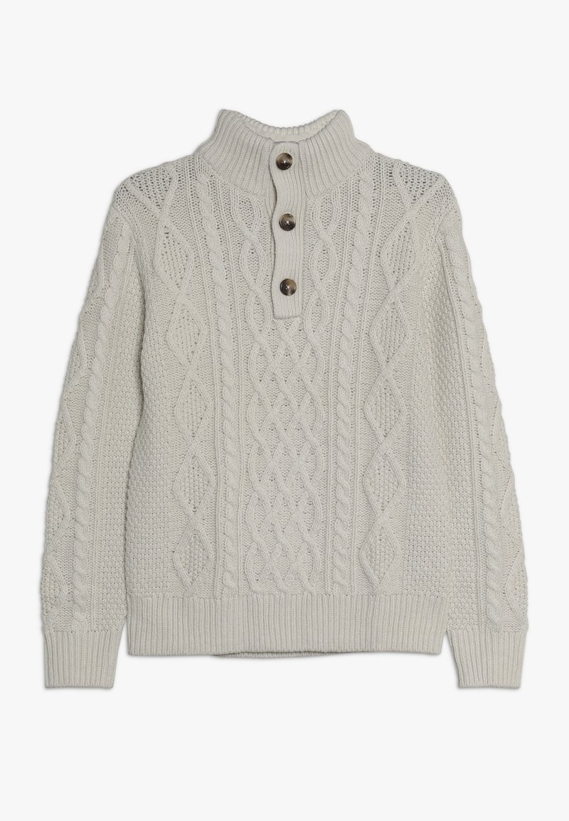 Pull crème en maille torsadée avec col haut en côtes et trois boutons marron sur la patte de boutonnage avant.