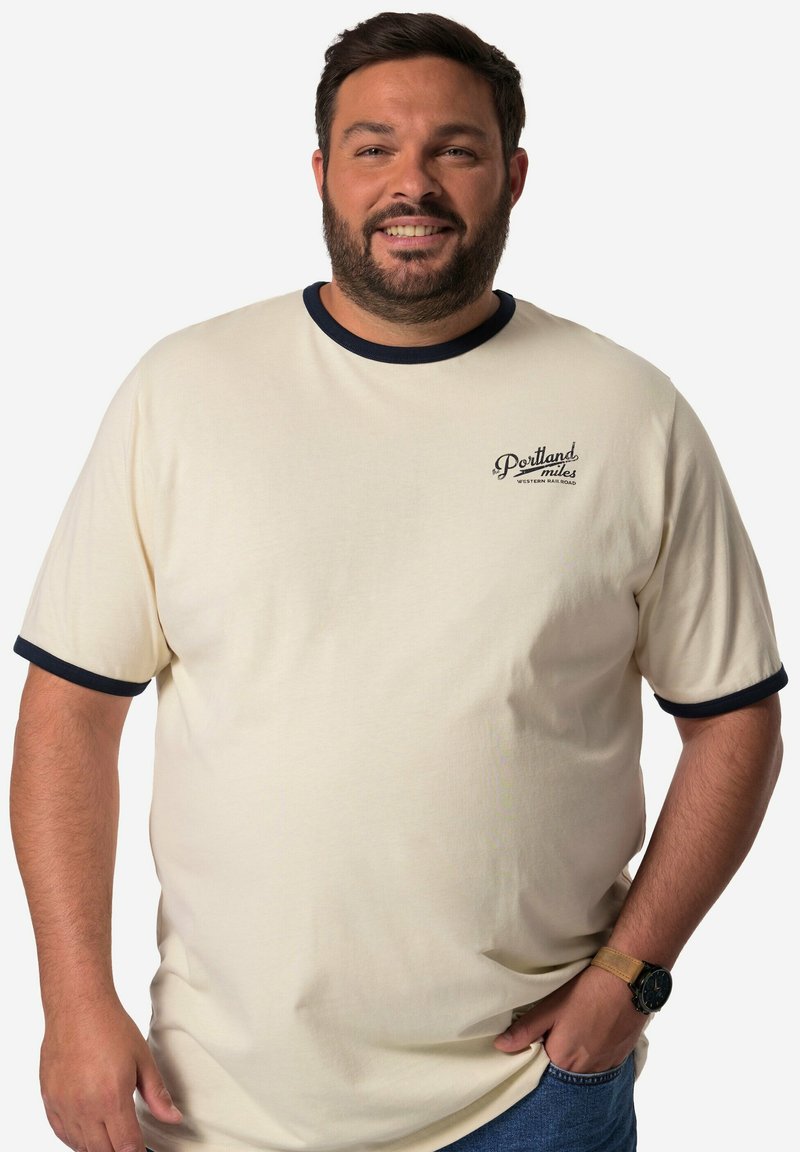 Beige bomulds t-shirt med en navy ribbet krave og ærmer, der har et lille trykt "Portland" logo på brystet.