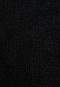 Tessuto di colore nero con una trama densa, caratterizzato da una superficie morbida e leggermente pelosa e un aspetto uniformemente scuro.