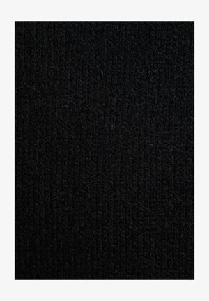 Tekstūruotas juodas audinys su tankiu mezgimo raštu, turintis minkštą, šiek tiek pūkuotą paviršių ir tolygiai tamsų išvaizdą.